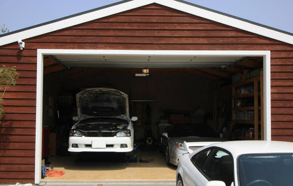 ガレージで車の修理している写真