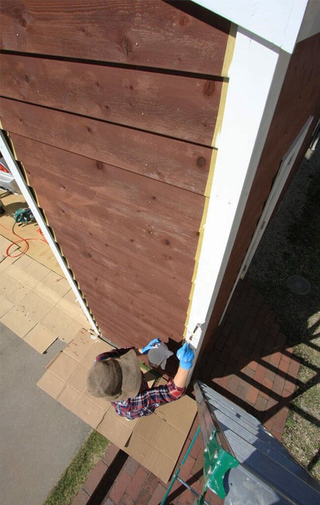 ガレージの経年劣化した柱をDIYで塗装している写真