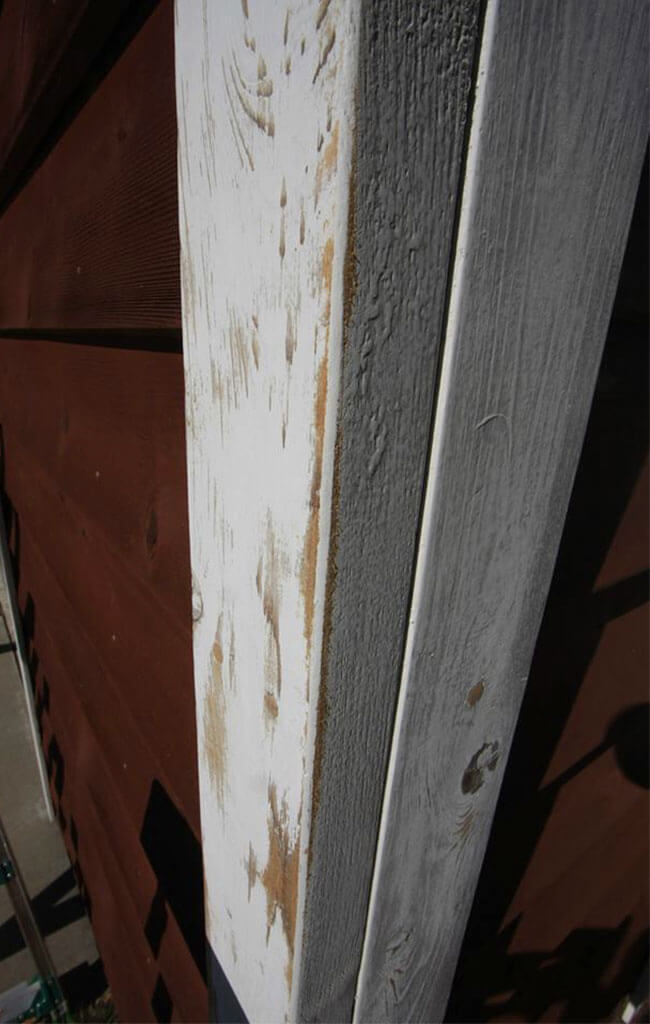 ガレージの経年劣化した柱の写真