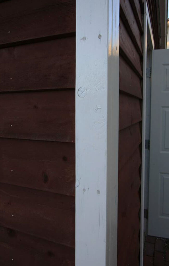 ガレージの経年劣化した柱をDIYで塗装した写真