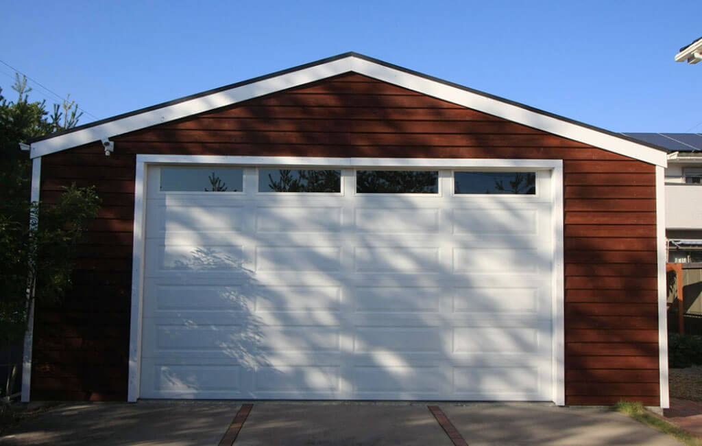 ガレージの経年劣化した壁面をDIYで塗装した写真