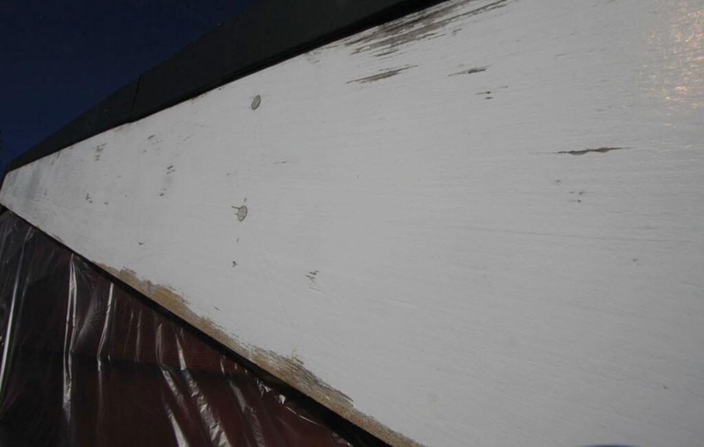 ガレージの経年劣化した柱の写真