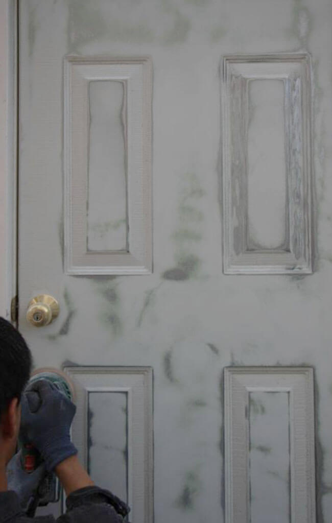 ガレージの経年劣化したドアをDIYで塗装する前の写真