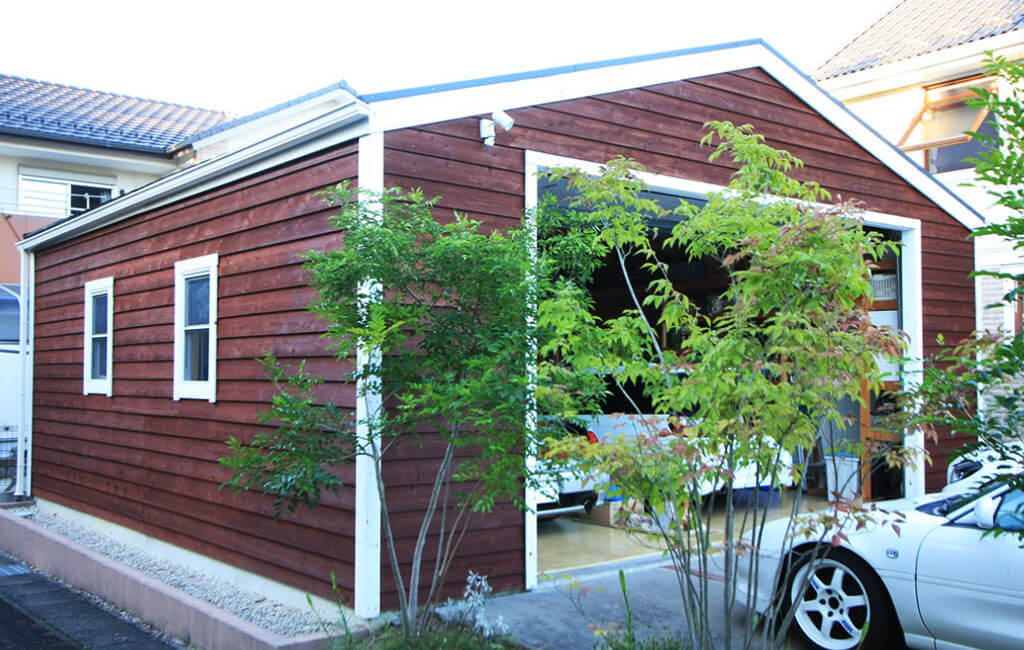 経年劣化も楽しめるガレージの写真