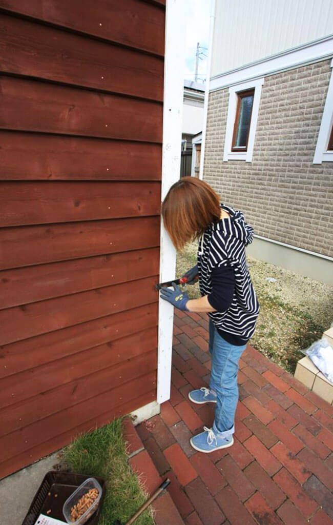 経年劣化したガレージの柱をDIYで整えている写真