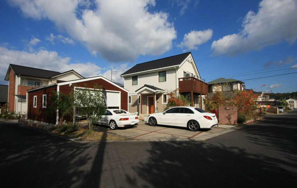 おしゃれなガレージのある家の写真