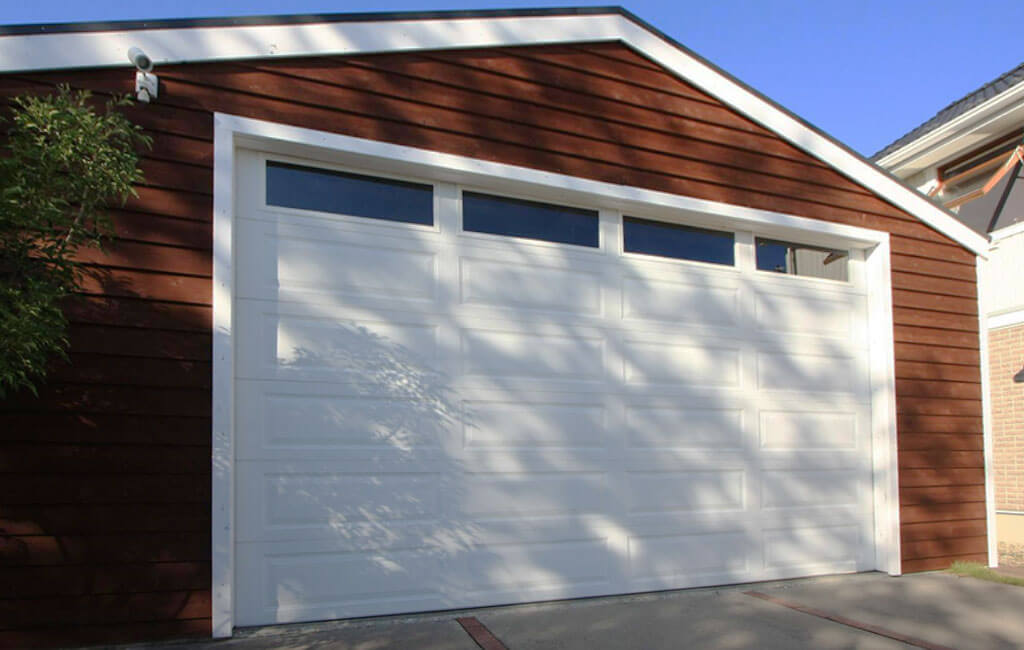 経年劣化したガレージをDIYで塗装した写真