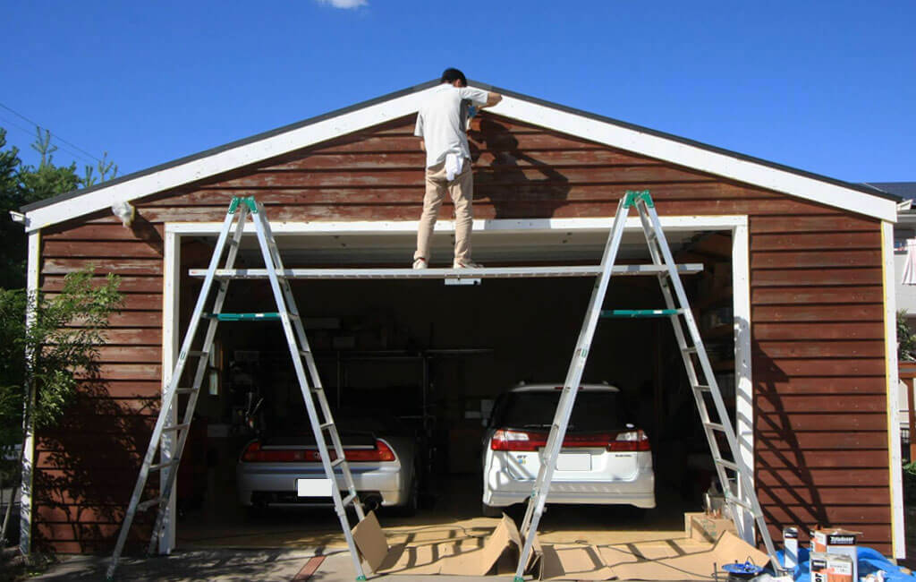 経年劣化したガレージをDIYで作業する写真