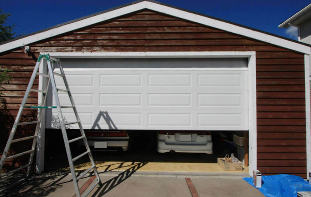 経年劣化したガレージの写真