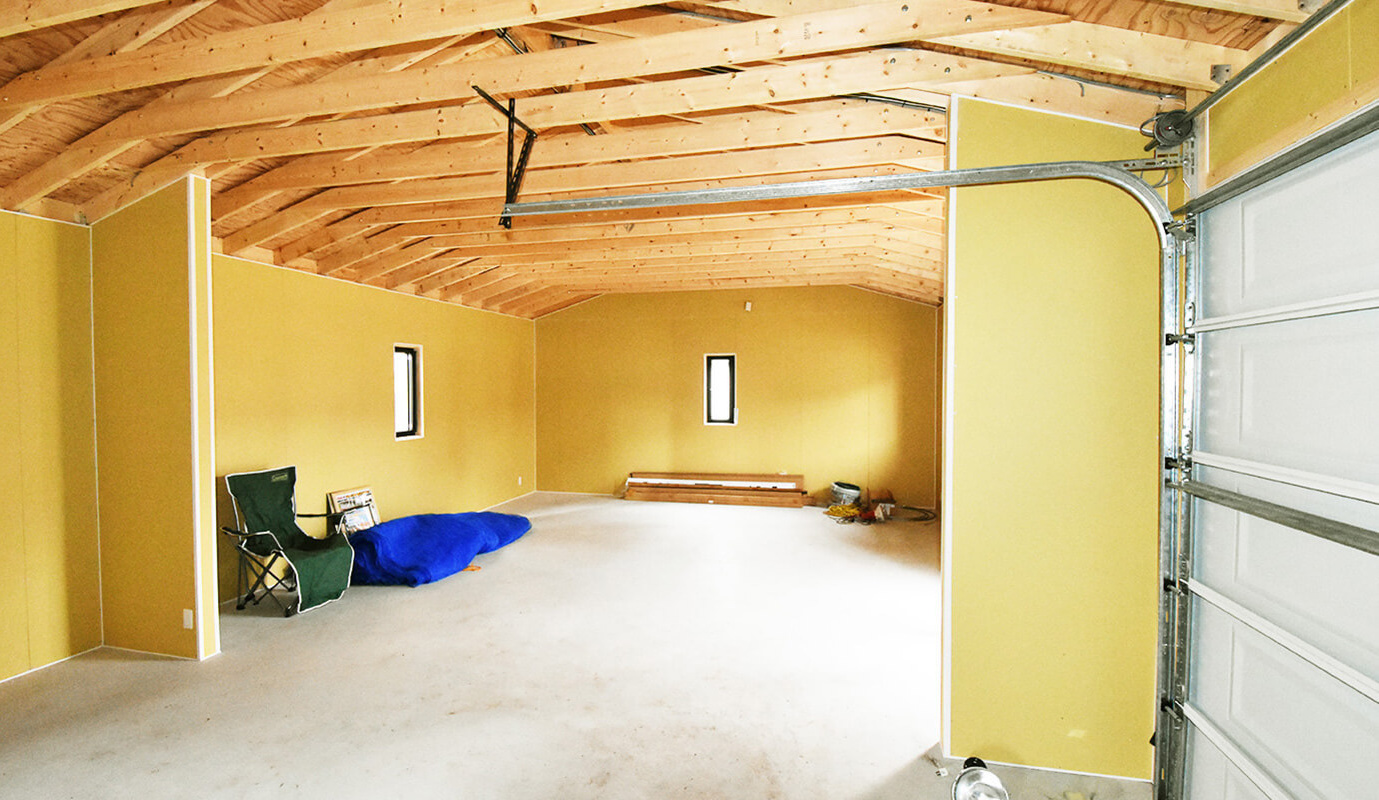 ガレージの経年劣化した柱をDIYで塗装した写真