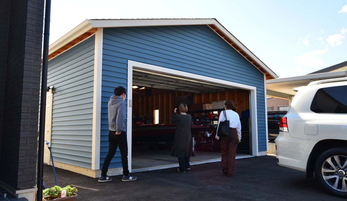 木の質感を生かした木造ガレージG-BB写真