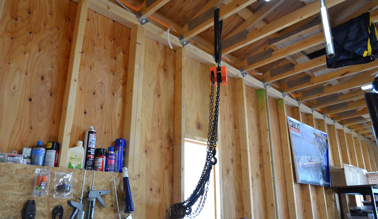 木の質感を生かした木造ガレージG-BB写真