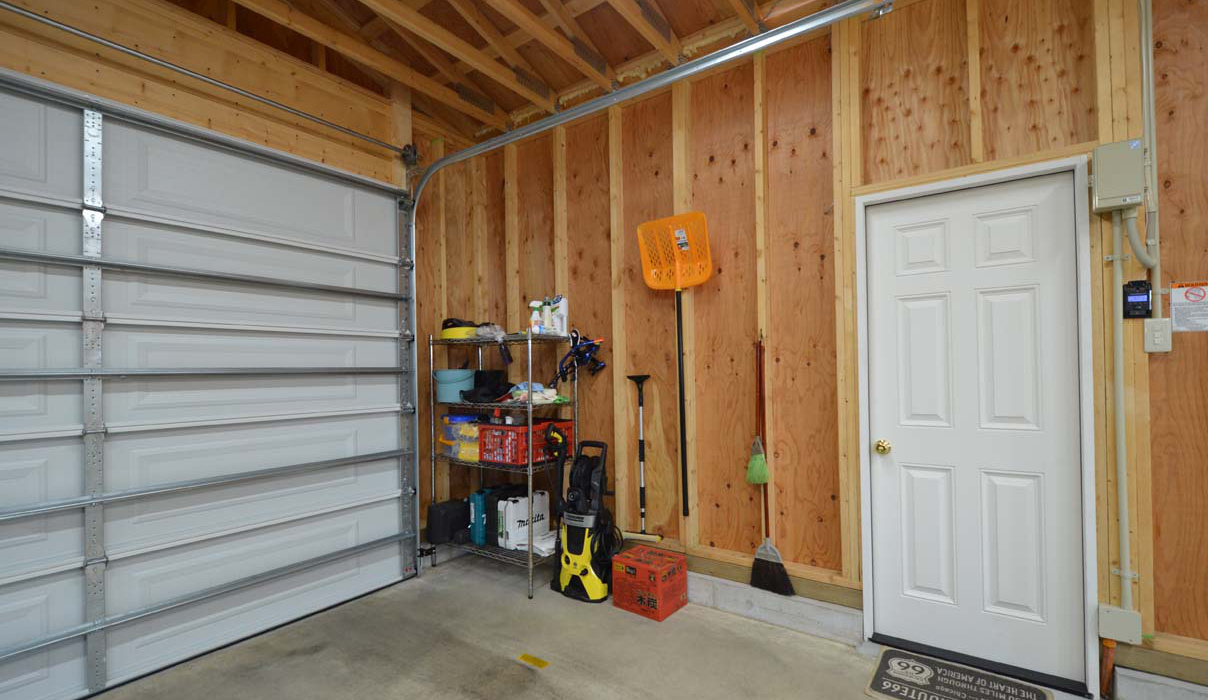 木の質感を生かした木造ガレージG-BB写真