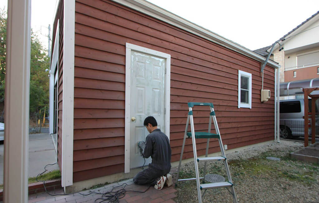 ガレージの経年劣化したドアをDIYで塗装する準備の写真